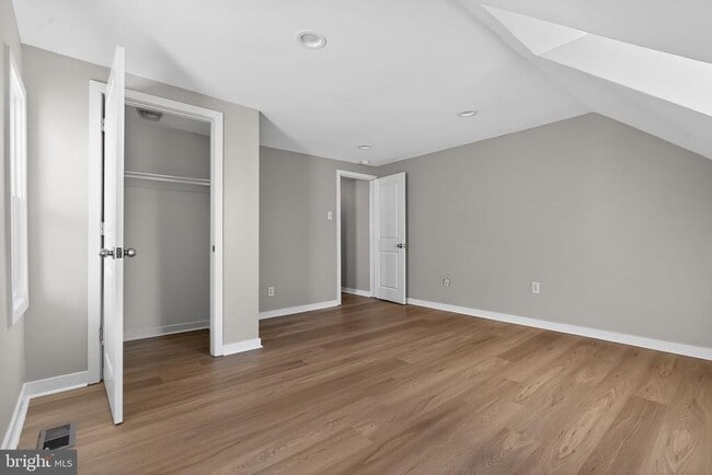 Building Photo - 325 Monmouth St