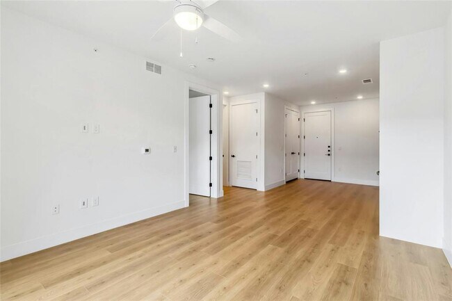 Building Photo - 1701 Simond Ave Ave