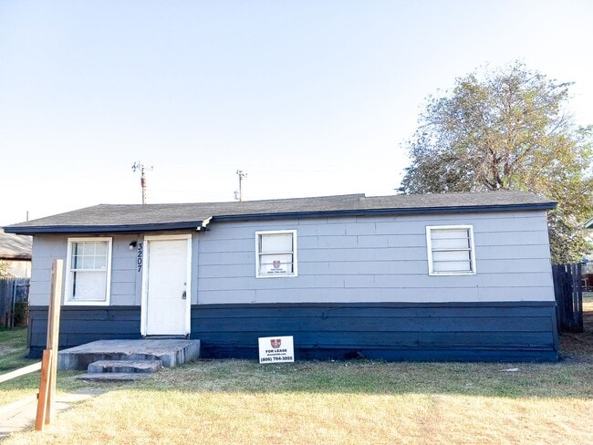 Primary Photo - Handyman Special $0 First Month's Rent / “...