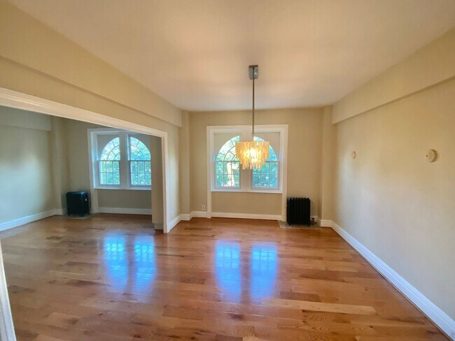 Building Photo - Have Breakfast at Tiffany's! Dupont's Gleaming Light Filled 2 En-suites w/ W/D at the Tiffany!