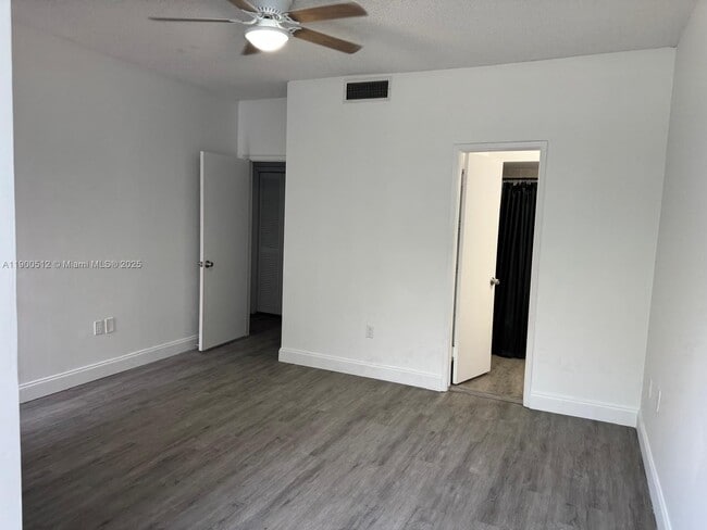 Building Photo - 9155 Fontainebleau Blvd
