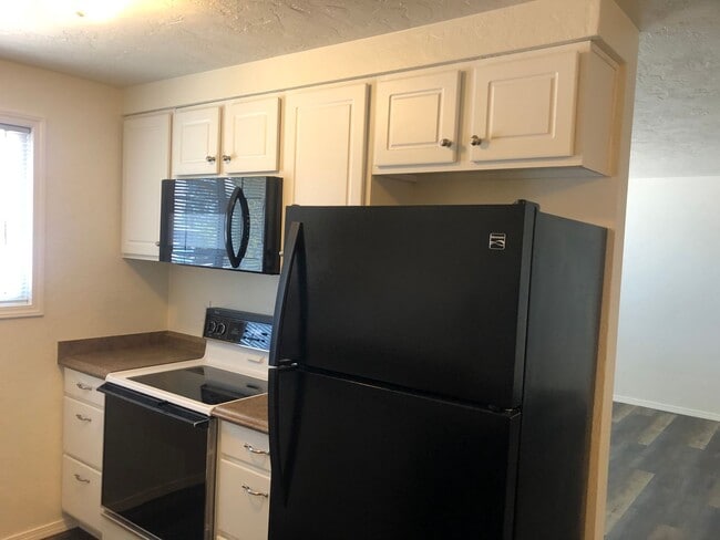 Building Photo - Freshly updated 2 bedroom 1 bathroom duplex with garage!