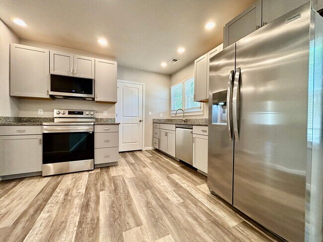 Building Photo - Charming Duplex in Prime Fort Collins Location!