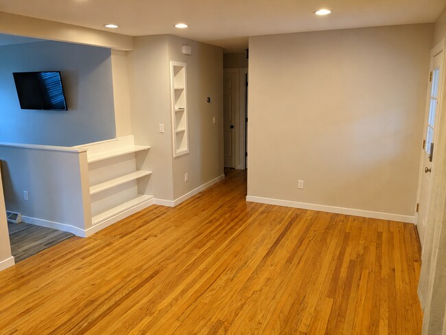 Building Photo - Fully Updated 3 Bedroom - 1 bathroom home - $2,900