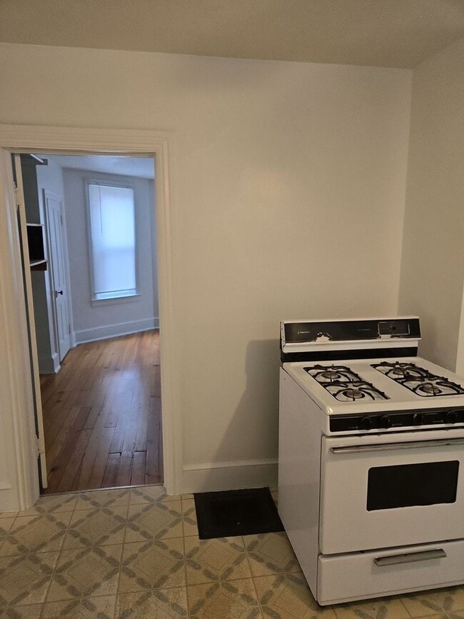 Building Photo - 552 E King St