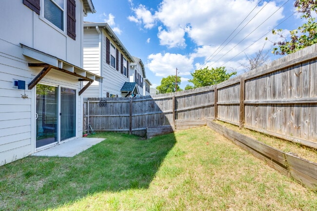 Building Photo - Convenient Nashville Rental Near Percy Pri...