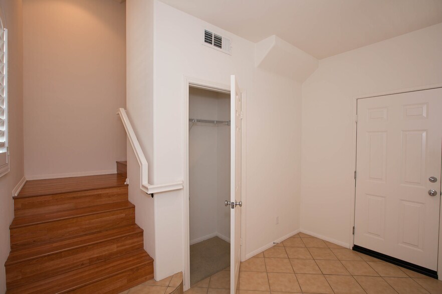 Primary Photo - 720 S San Fernando Blvd