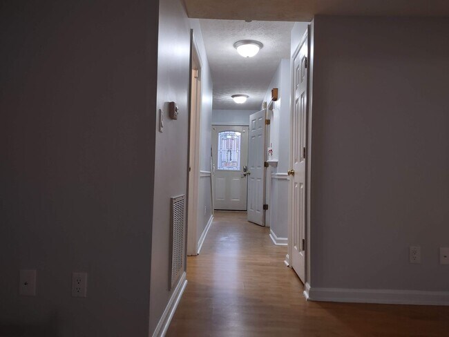 Building Photo - 2 bedroom 1.5 bath condo near ETSU