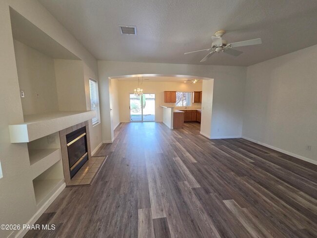 Building Photo - 556 N Robles St