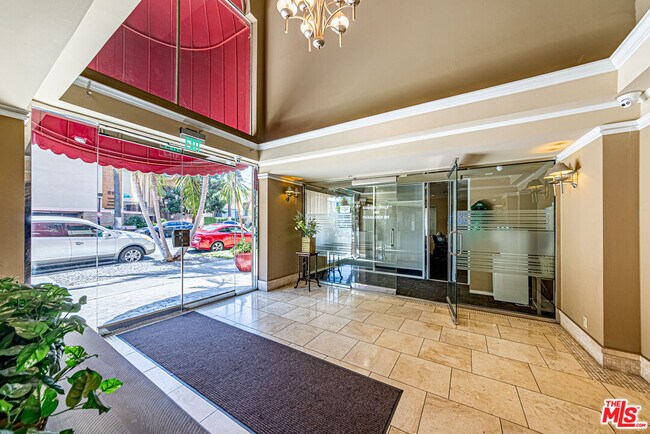 Building Photo - 620 S Gramercy Pl