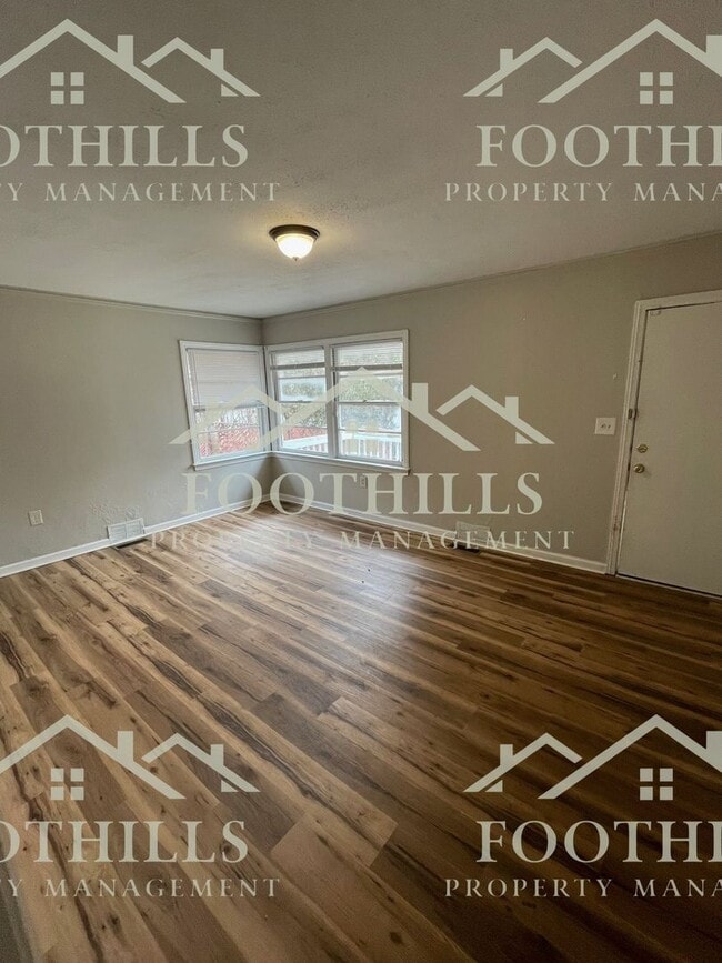 Building Photo - 204 Pine Ln