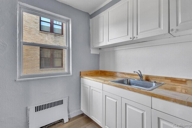 Building Photo - 17701 Manderson Rd