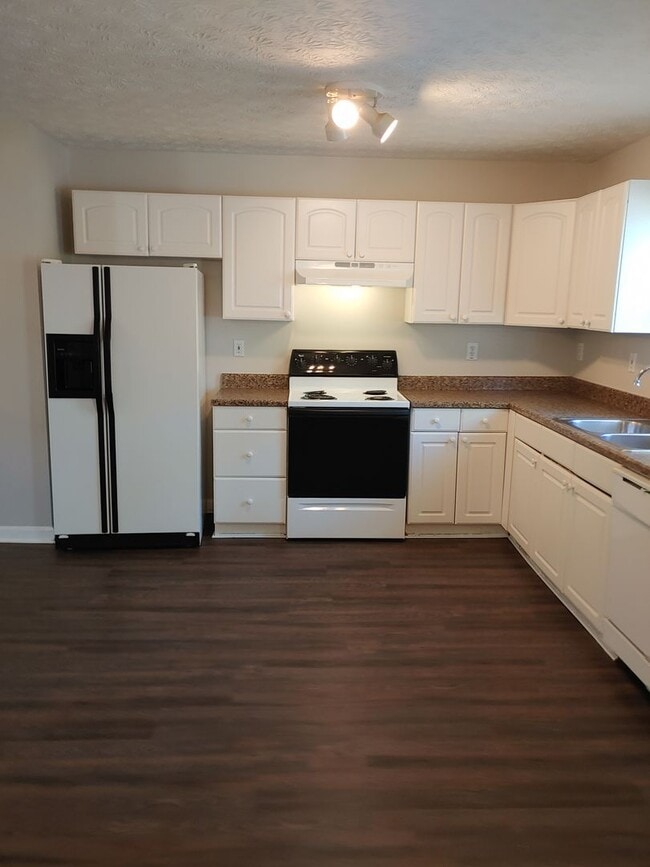 Building Photo - Spacious 2Bd/2Ba Duplex - Move-In Ready!