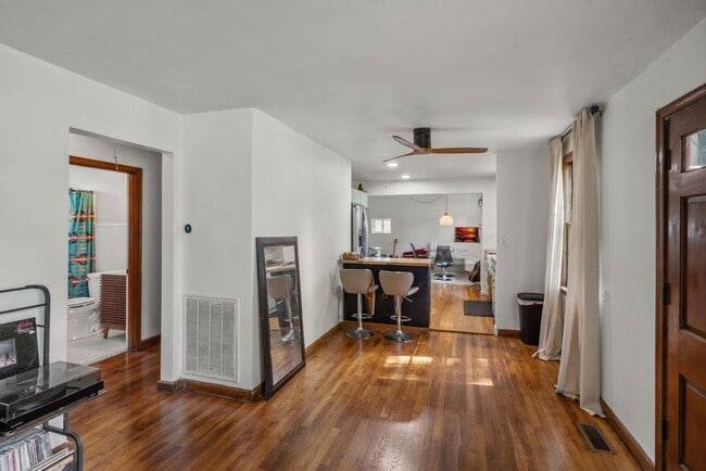 Building Photo - Charming North Nashville Cottage