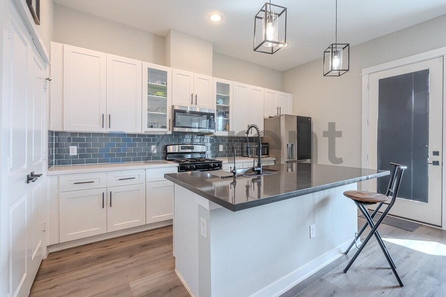 Building Photo - 6706 Parker Grv Ln