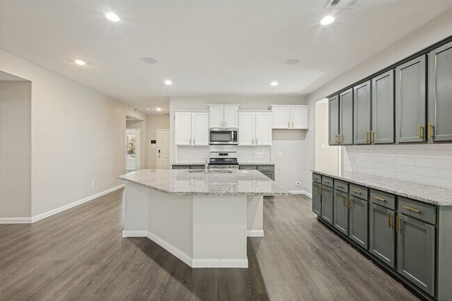 Building Photo - 707 Range Dr