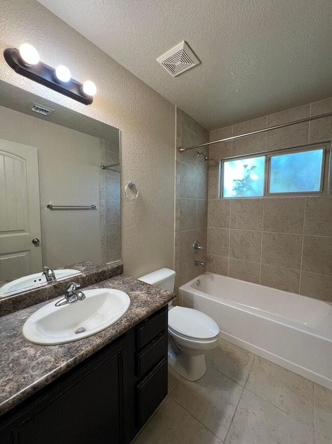 Building Photo - POOL HOME IN ESTRELLA!