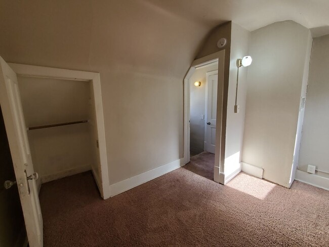 Building Photo - 2 Bedroom House in Rock Island