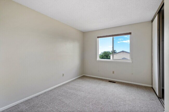 Building Photo - Stylishly Renovated 4-Bed Tri-Level in Roc...
