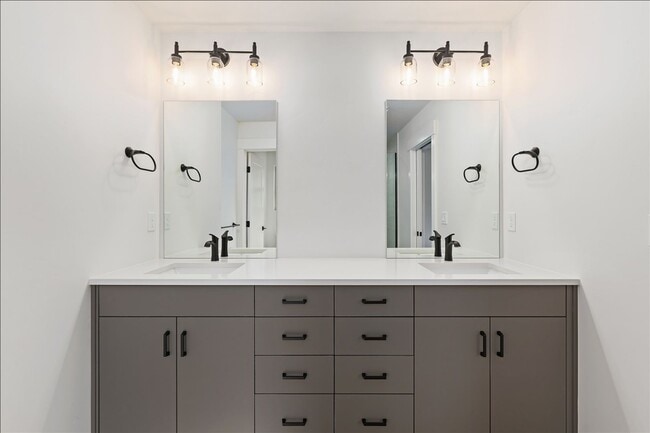 Building Photo - Modern, New 3-Story Boise Bench Townhome with Garage in a Prime Location