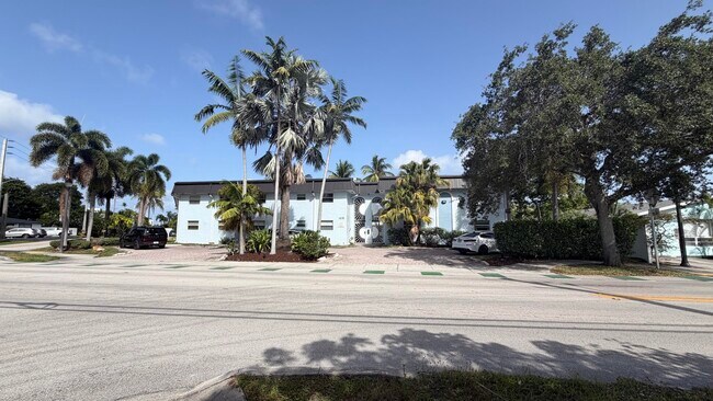 Building Photo - 1470 N Dixie Hwy
