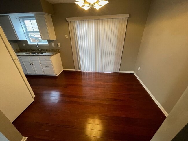 Building Photo - Updated East End Condo For Rent! So Nice