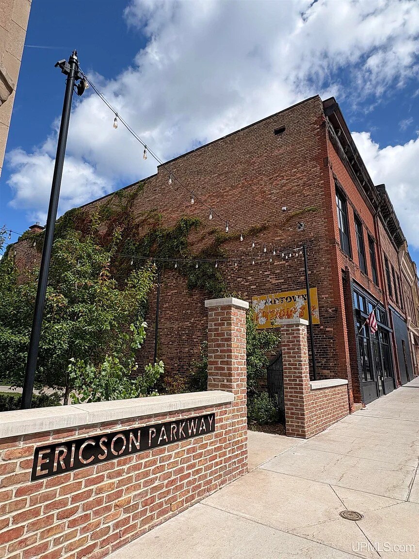 Building Photo - 308 Iron St