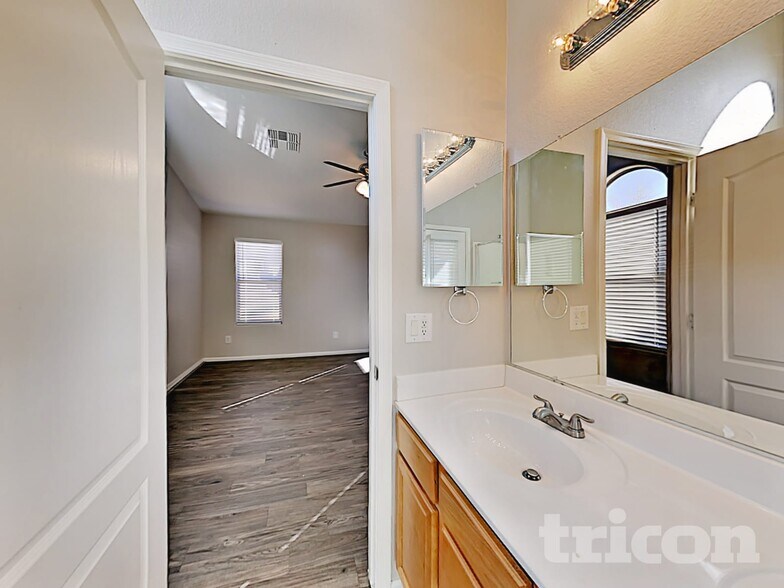 Building Photo - 8126 S Jenna Ln