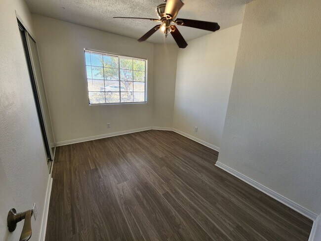 Building Photo - 3 Bedroom home ready for move in!
