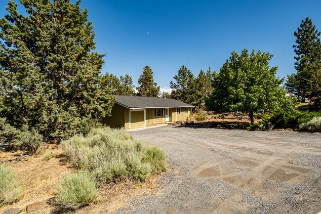 Building Photo - Updated 3-Bed Home on Spacious Lot – 10 Mi...