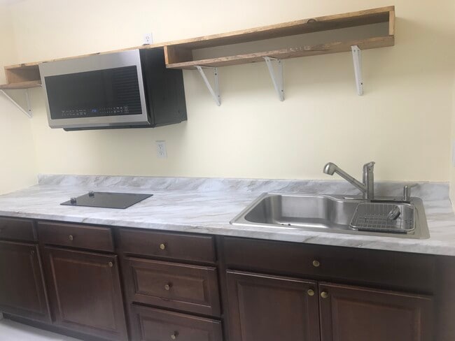 Kitchennette - 415 Lilac Ct