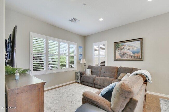 Building Photo - 10601 E Meadowhill Dr