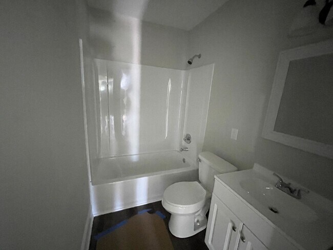 Building Photo - Woodlawn Duplex Apartment 2 Bedroom 1 Bath