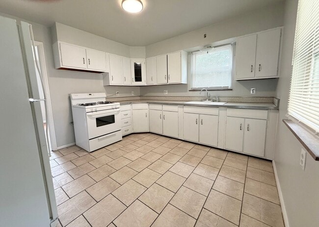 Building Photo - Nice 3 Bed/1 Bath Brick House for Rent in Mount Healthy.