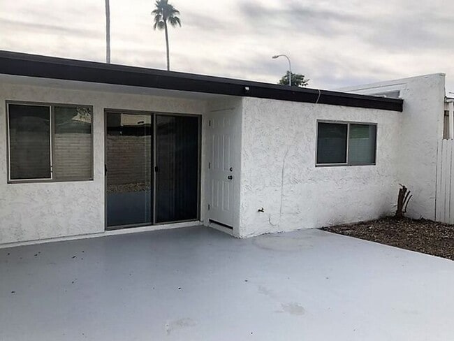 Building Photo - Remodeled 2 bedroom / 2 Full Bath