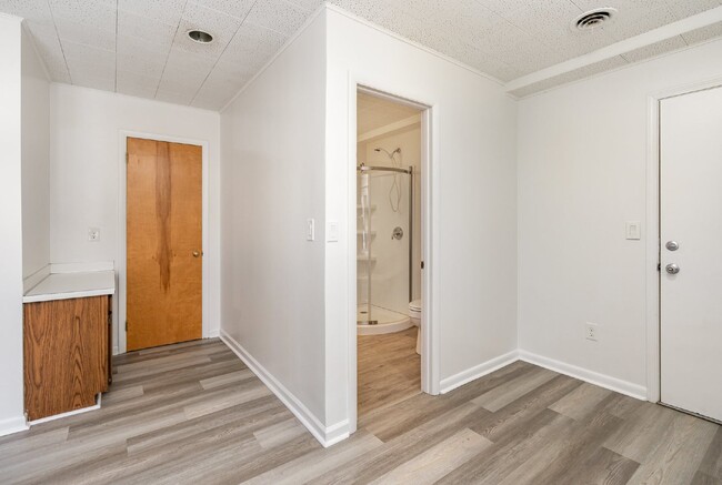 Building Photo - Cozy 1-Bedroom Apartment in Midland $650 p...