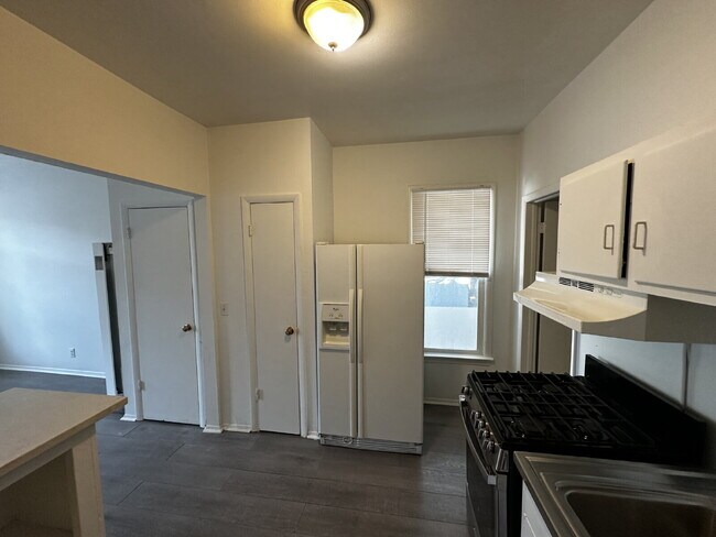 Building Photo - "Charming 1-Bedroom Retreat in Denver's Heart - Perfect Blend of Comfort & Convenience!