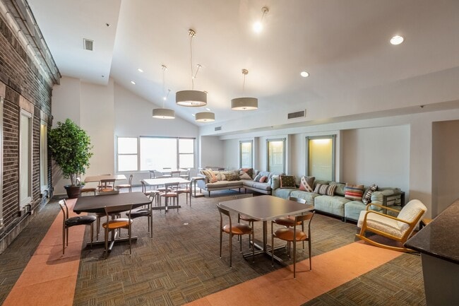 Building Photo - 40 E 9th St