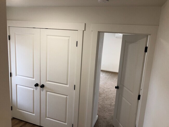 Building Photo - 4.5 Bathrooms ! 4 large bedrooms! Close to CWU