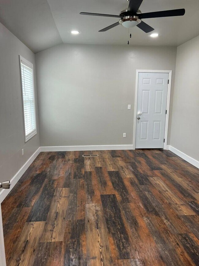 Building Photo - 1415 6th St