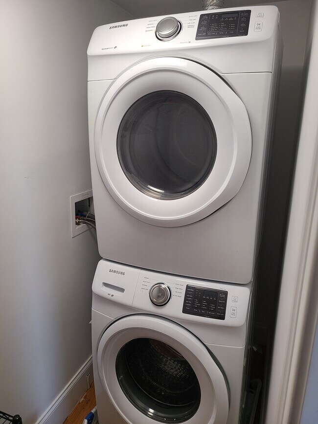 Building Photo - 10 Fern St