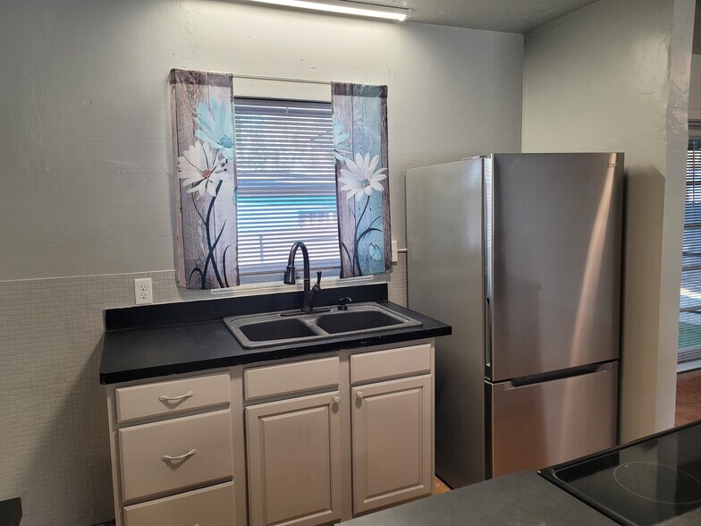 Building Photo - 5321 NE 29th St