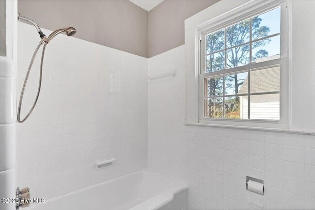 Building Photo - 300 Dogwood Ln