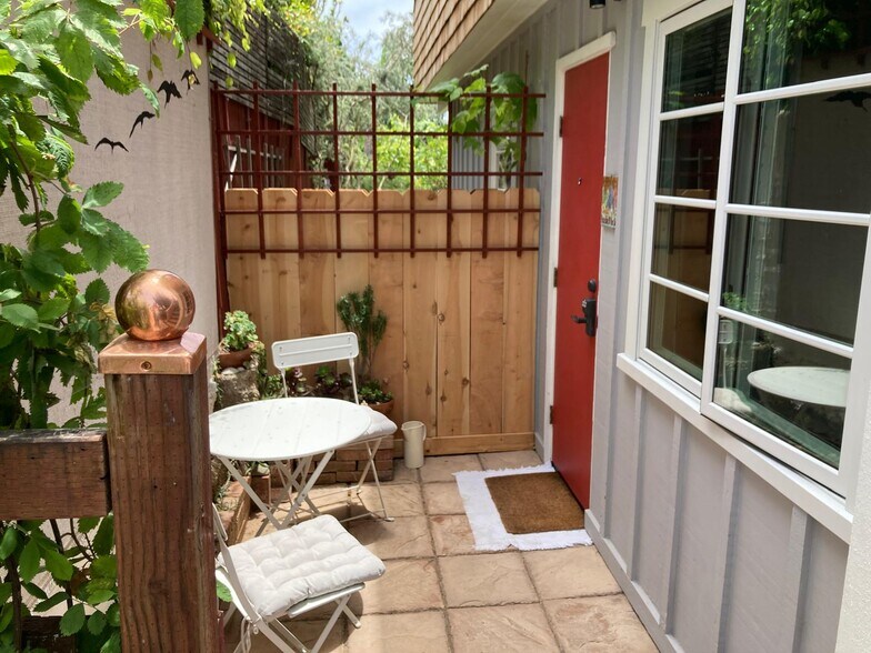 private outdoor seating, entrance - 626 Bonair Way