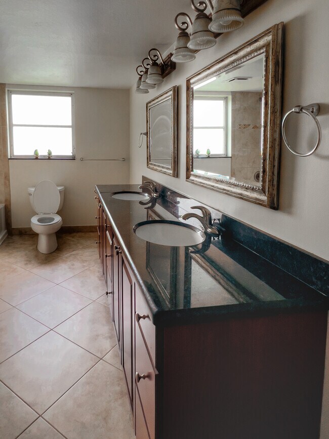 Building Photo - 3150 N Course Ln