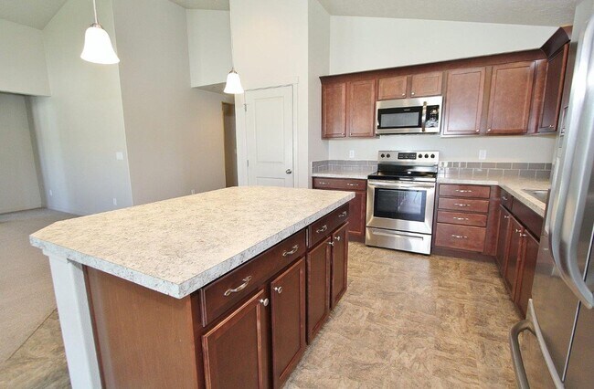 Building Photo - Immaculate Single-Level Home