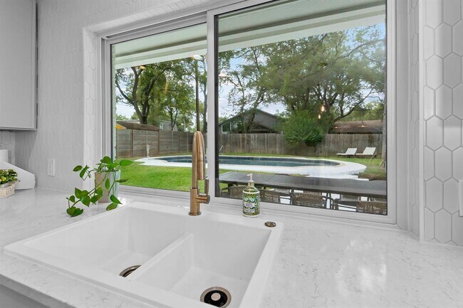 Building Photo - 8806 Ridgehill Dr