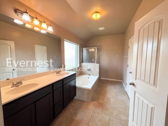 Building Photo - 4 Bed, 2 Bath Home with Fenced Yard & Garage / Pet-Friendly / Coming Soon!