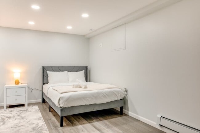 Building Photo - 2135 Rosemont Dr