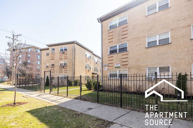 Building Photo - 1319 W Sherwin Ave